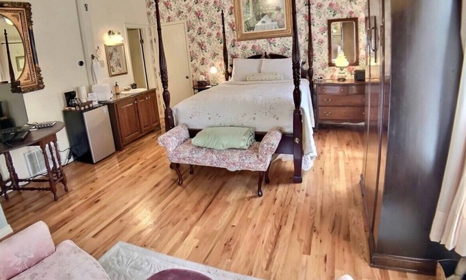 Eureka Springs Apartment | Garden Suite + Flat walk to Downtown + Parking