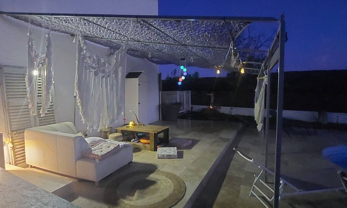 Martigues House | Garden with swimming pool for 50 people