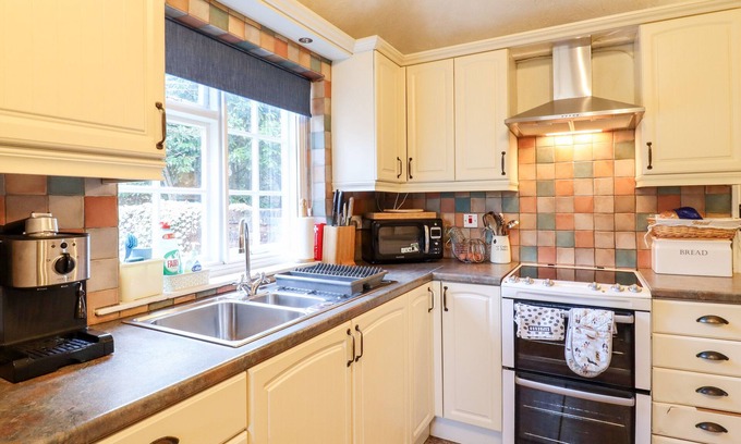 Hadleigh Cottage | GARDENER'S COTTAGE, pet friendly, with open fire in Hadleigh