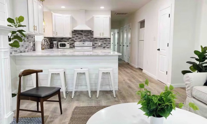 Lexington Apartment | Gardenia - Stylish Apartment in Downtown Lexington