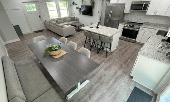 Salem House | Gardner Lake 2 Queen/1King/2 Bath/Laundry- Private