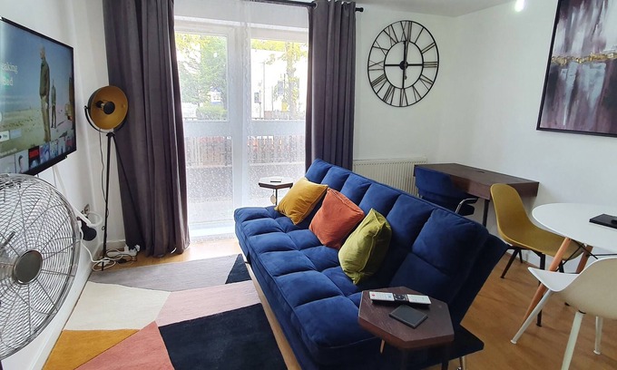 Hackney Apartment | Garland Modern Central City Apartment London-Close to Station
