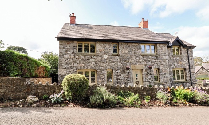 Holywell Cottage | GARREG WEN, pet friendly, character holiday cottage in Caerwys