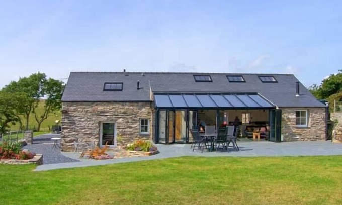 Porthmadog Cottage | GARTH MORTHIN THE BARN, pet friendly, with open fire in Porthmadog