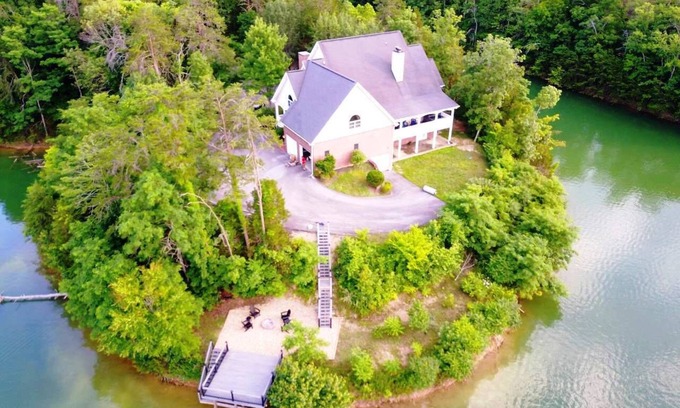 Sevierville House | GATED 5 ACRE PRIVATE LAKEFRONT HOME-THEATER ROOM, GAMES ROOM, HOT TUB, BOAT DOCK