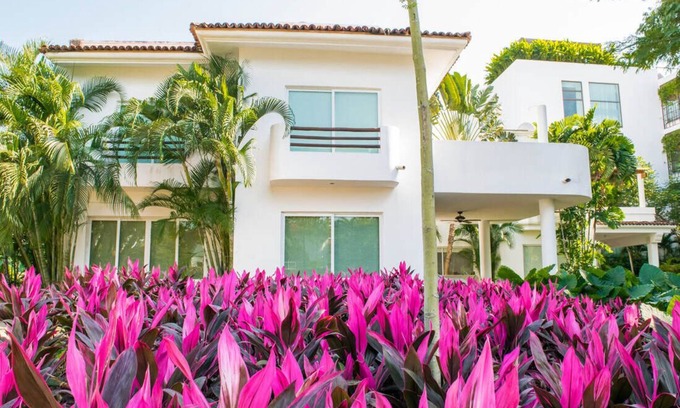 La Puntilla House | Gated Community with gardens, beach. Your own pool. Healyh Club on -site.