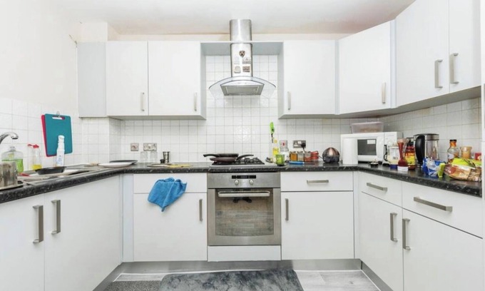 Hatfield Apartment | Gated Community. Uncroft Parking.nwalking Distance to Hatfield Galleria