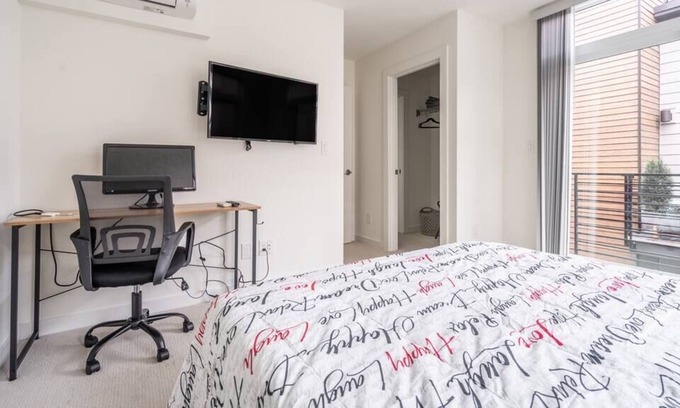 Roosevelt House | Gated Townhome Near Downtown Seattle (Green Lake)