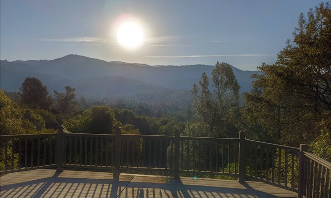 Yosemite Forks House | Gateway to Yosemite-Gorgeous mountain view cottage