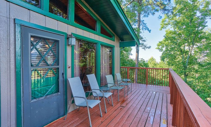 Chalet Village Cottage | Gatlinburg*Resort*Seasonal Pool*Wifi*Pool Table*Hot Tub