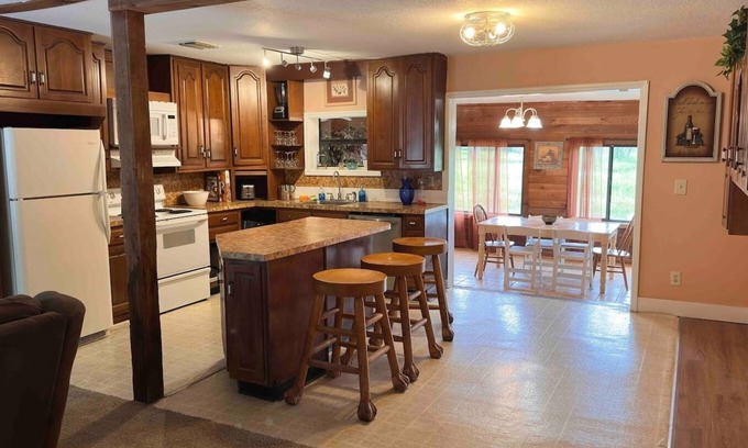 Oviedo House | Gator Hole: Old-Florida Cabin Feeling 2-bedroom, 1.5-bath house, sleeps 4. New bring your boat launch from blackhammock boat ramp fish from your house or the peninsula