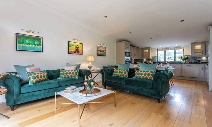 Combe Down House | Bright Lofty House with Parking and Hot Tub