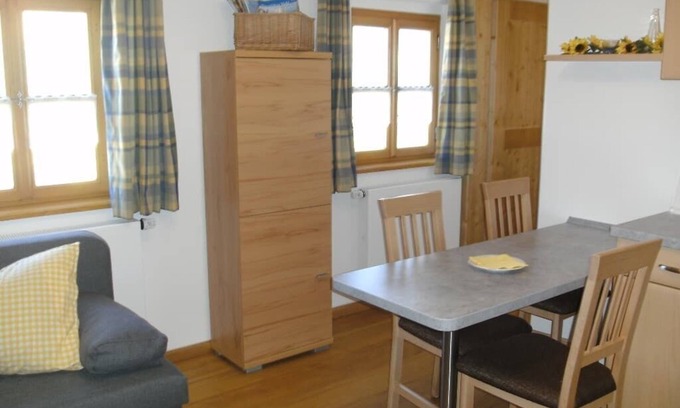 Neualbenreuth Apartment | Gemütlich eingerichtete FeWo mit Blick über den Marktplatz