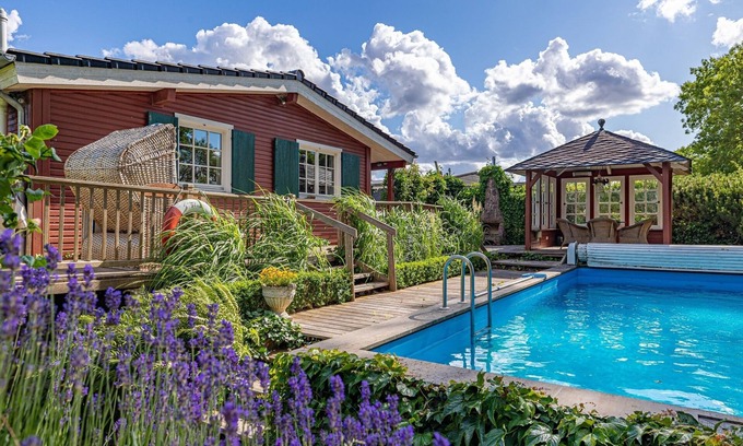 Bunsdorf House | Gemütliches Ferienhaus mit Pool und Sauna Direkt am Wittensee für bis zu Acht Pe