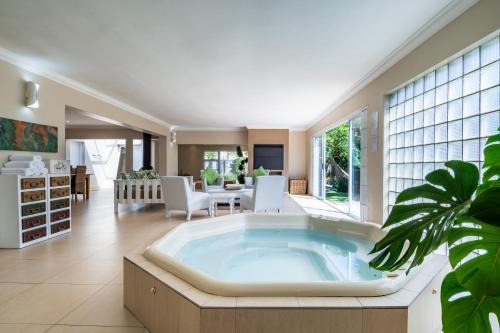 West Beach House | Gem with indoor jacuzzi