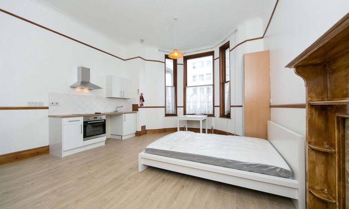 Kensington Apartment | Generous Studio Apartment in Kensington