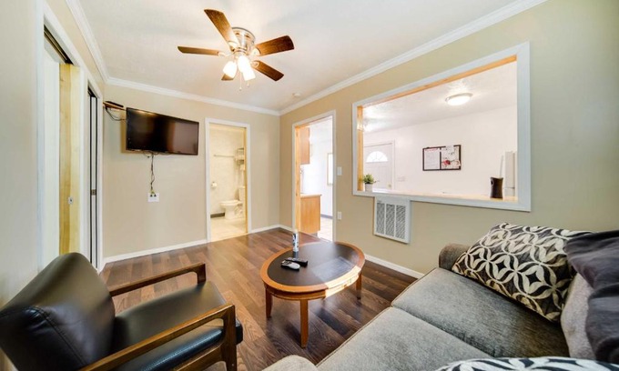 Geneva-on-the-Lake House | Geneva Cottage with Patio - Walk to Park, Lake Erie!
