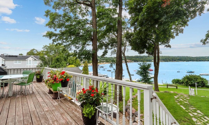 Country Club Estates House | Geneva Lakefront at Glenwood Springs |Stunning Views |Pier Access |Private Boat Slip |Monthly Stays