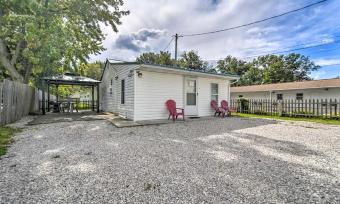 Geneva-on-the-Lake House | Geneva-on-the-Lake Cottage with Patio Walk to Shore