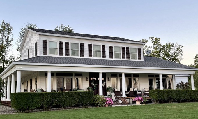 Oak Hill House | Gentleman’s Farm Mountain Views Gourmet Kitchen Fire Pit Hike Ski Sleep 10 Pets!