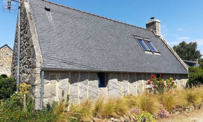 Tregunc House | Genuine standing-stone penty 1.5 km from the beach and wild coastline