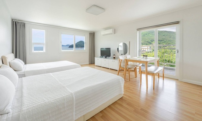 Irun-myeon House | Geoje Joeunde Pension