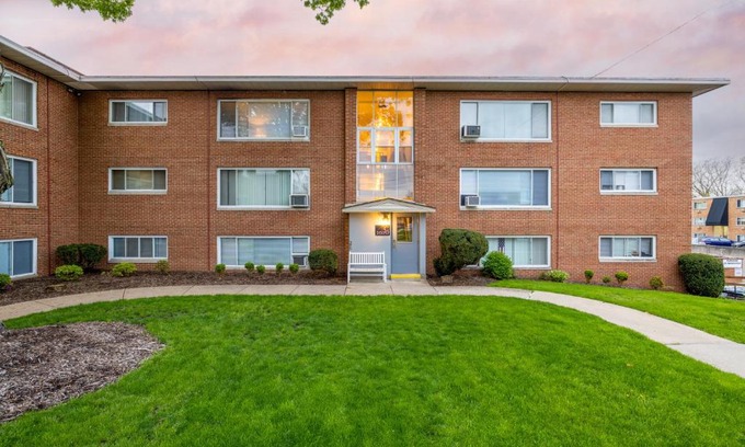 Fairview Park Apartment | Georgetown Villas 3-2c Close to Cleveland Airport and Fairview Hospital ideal for long stays!