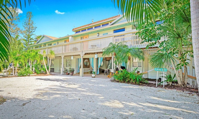 Siesta Key Apartment | Gertrude's Siesta | 100% Private, 8-steps to Beach Path! 4-min Dining & Music! Snorkeling, Sunsets!