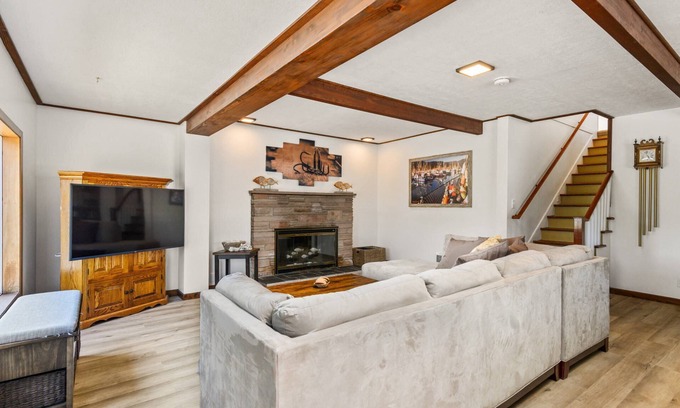 Garibaldi House | Getaway in Garibaldi, New Décor Throughout, Open Patio w/View, Ping Pong, Walk to Downtwn Garibaldi