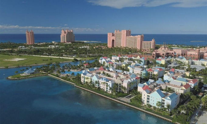 Paradise Island Resort | Getaway Resort on Paradise Island 12/16-12/23 w/free waterpark bracelets up to 4