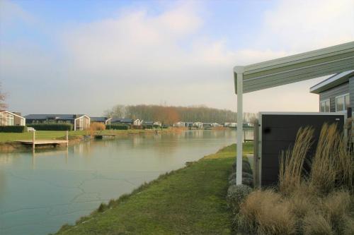 Wemeldinge House | Gezellig ingerichte woning met uitzicht op het meer 32