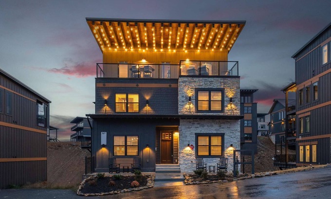 Sevierville Cabin | Giant Luxury Cabin | Sleep 22 | Rooftop | Game Room | Private Pool | Water Park | Near Dollywood