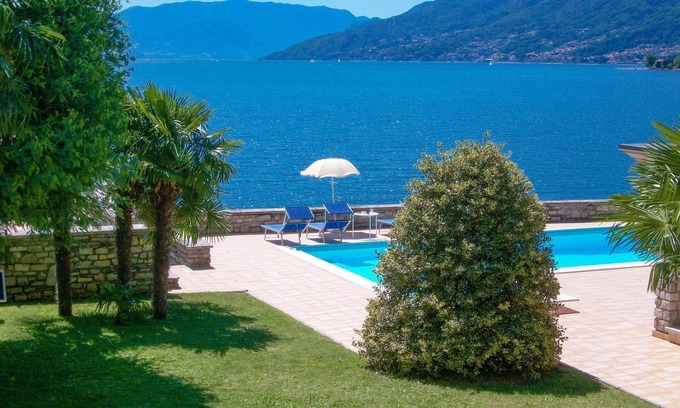 Consiglio di Rumo Apartment | GiardinoLago Rosso Holiday flat on the lake with pool