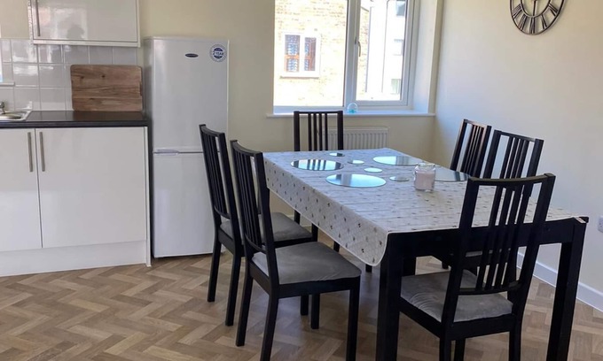 Gillingham Apartment | Gillingham Gem - 2BR, Electric Car Charger, Free Parking and Garden