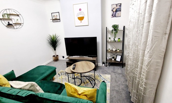 Gillingham House | Gillingham Home - Sleeps 4 - Comfort & Convenience