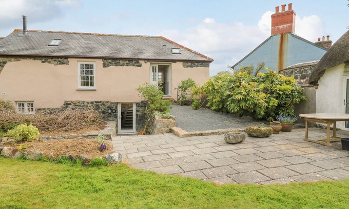 Helston House | GILLY SKYBER, pet friendly, with a garden in Mawgan