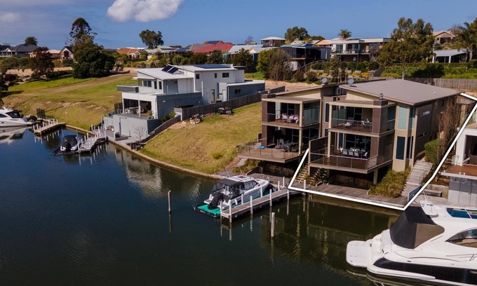 Paynesville House | Gippsland Lakehouse A: Magnificent home with jetty, fireplace & lake views