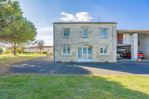 La Gripperie-Saint-Symphorien House | Gite Aix Piscine intérieure