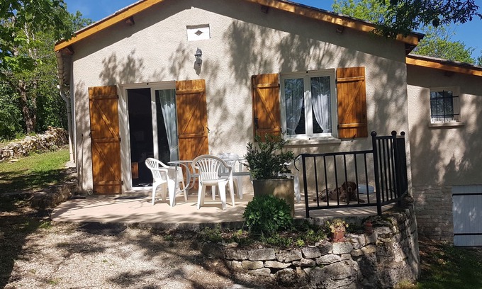 Lalbenque Cottage | Gite 40 m2, maisonnette t2, wifi, animals accepted under condition. calm assured.