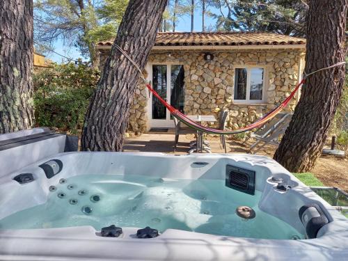 La Caravane House | GITE AVEC SPA JACUZZI au cœur de Provence Côte d'Azur