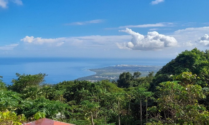Saint-Paul Cottage | Gîte Bec Rose at mid-height with coast view, 2 bedrooms
