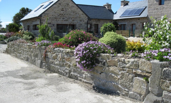 Plouarzel Cottage | Gîte for 4 people with swimming pool and jacuzzi in outbuilding for relaxation