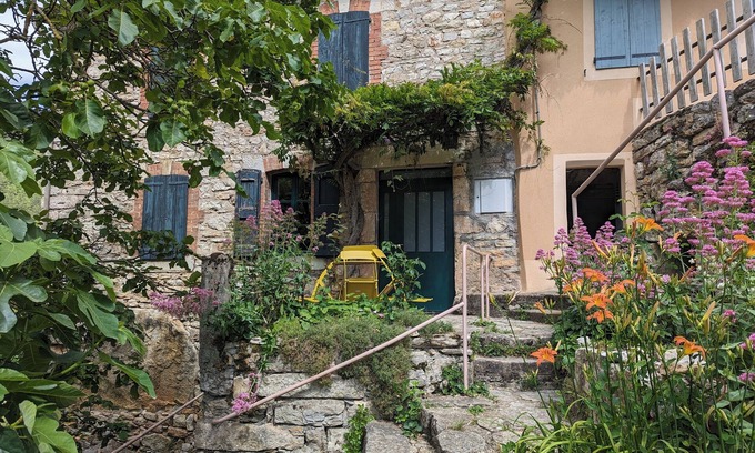 Gorges du Tarn Causses House | Gîte La Glycine: calm and greenery for families and pet owners.