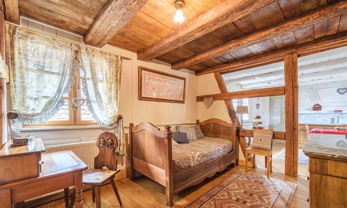 Eguisheim House | Gîte on the 2nd floor of an Alsatian house with parking and garden