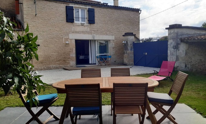 Verines House | Gîte rural 3 épis (ears of corn) 20 minutes from La Rochelle, the beaches and the Marais Poitevin.