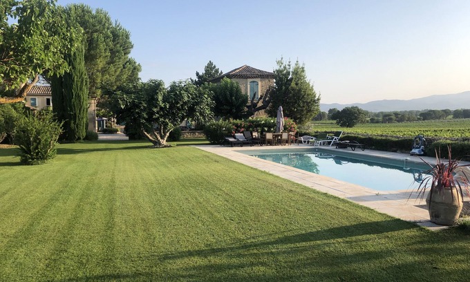 Mazan Cottage | Gite Soie: cosy stone cottage in a quiet area surrounded by vines