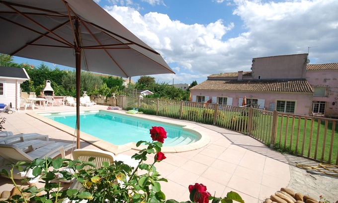Generac Cottage | GITE with air conditioning, swimming pool and enclosed parking