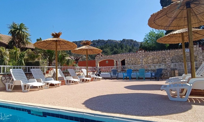 Roquefort-des-Corbieres House | Gitelacapelle with 3 swimming pool rooms, 10mm from wild beaches, tropical setting .