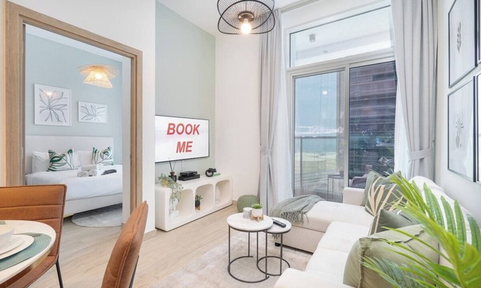 Dubai Marina Apartment | Glamorous 1BR Apartment - Steps from the Beach!