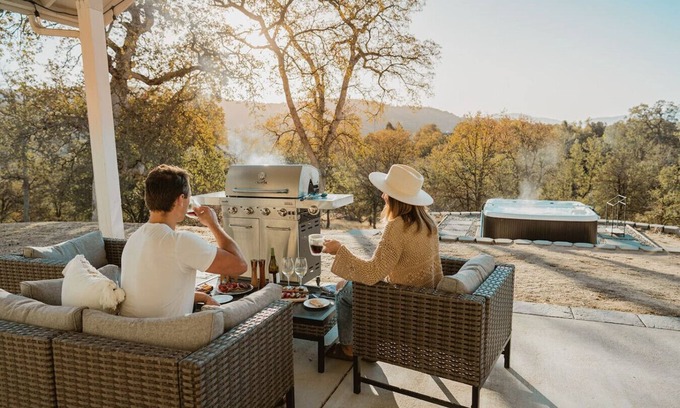 Oakhurst Apartment | Glamour Mountain Getaway by Casa Oso with spa